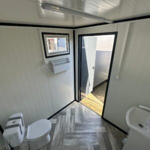 Sanitärcontainer 2,00 × 2,00 m – Mit WC und Urinal